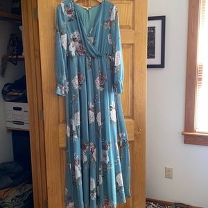 Beautiful maternity dress (size large) bought for our maternity shoot. Worn once